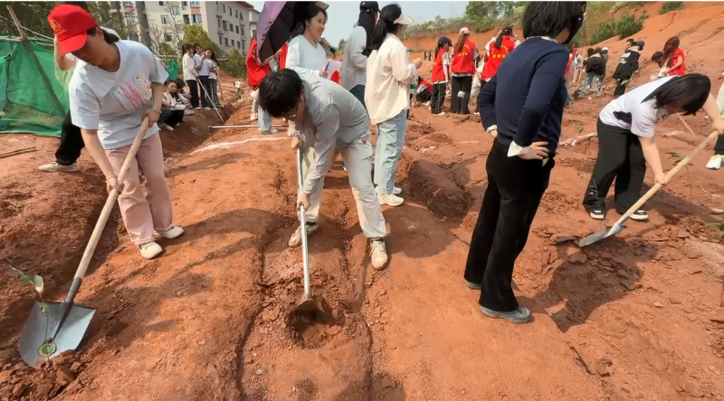衡阳幼儿师范高等专科学校开展“绿色校园·党员先行”植树活动