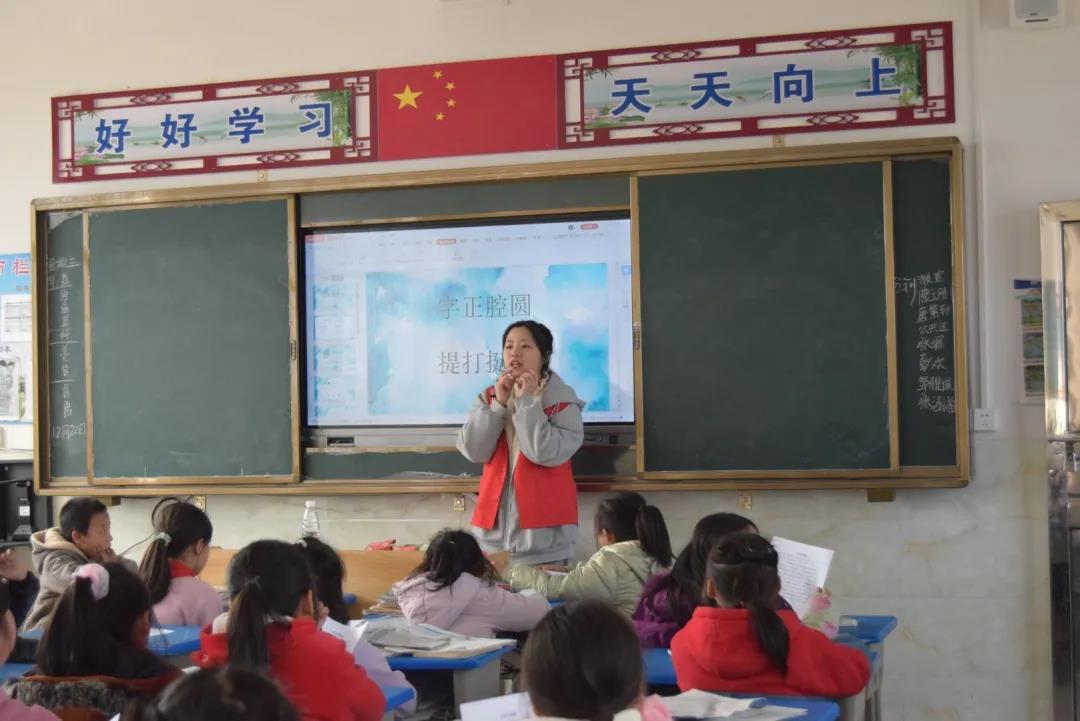 感动！他们一次次来村小支教