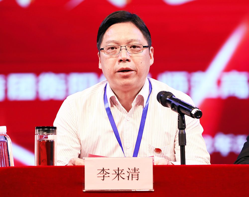 我校举行 “五?四”表彰暨新团员宣誓大会